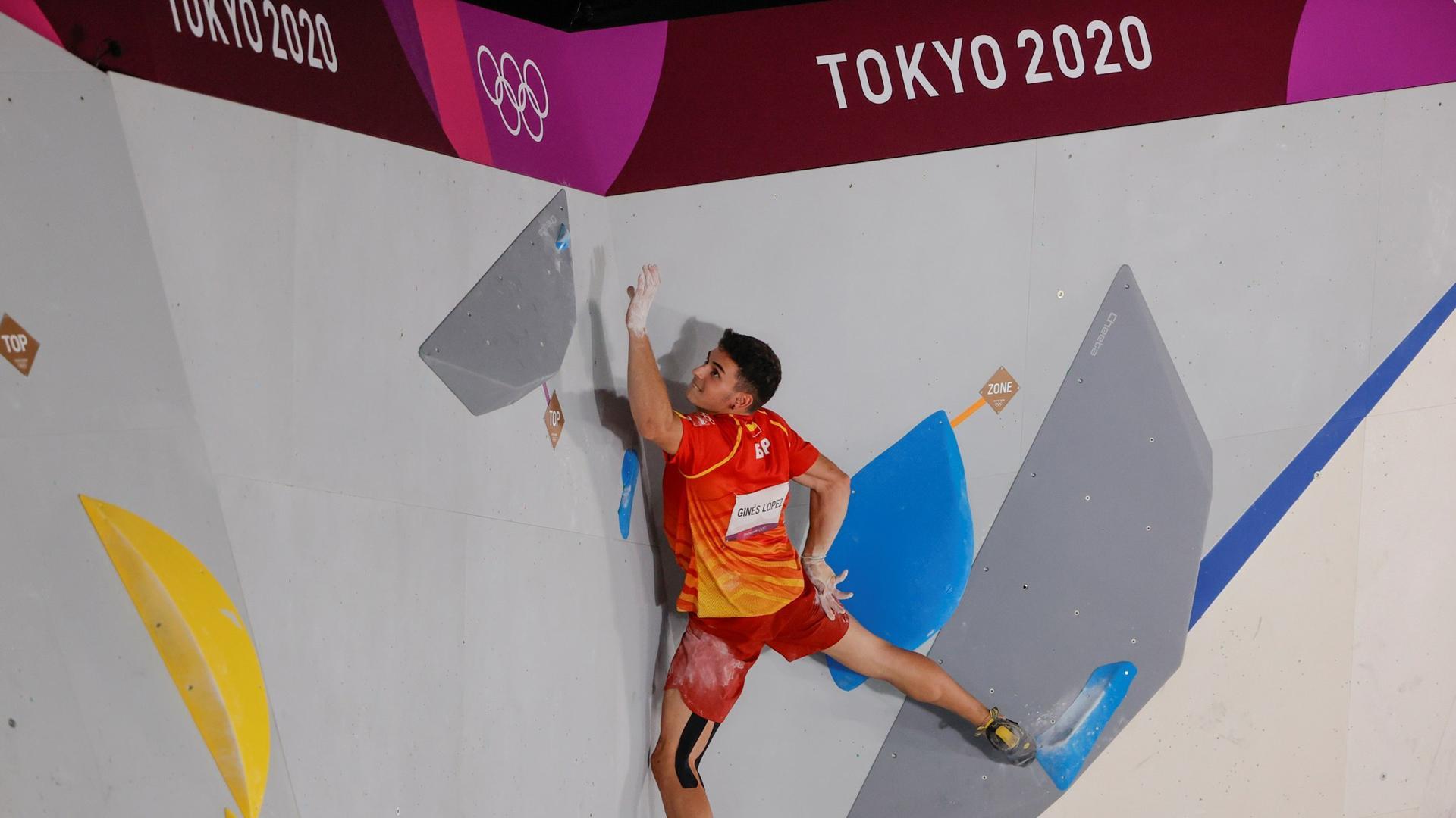 El español Alberto Ginés durante la prueba de escalada en bloque o búlder en los Juegos Olímpicos de Tokio 2020
