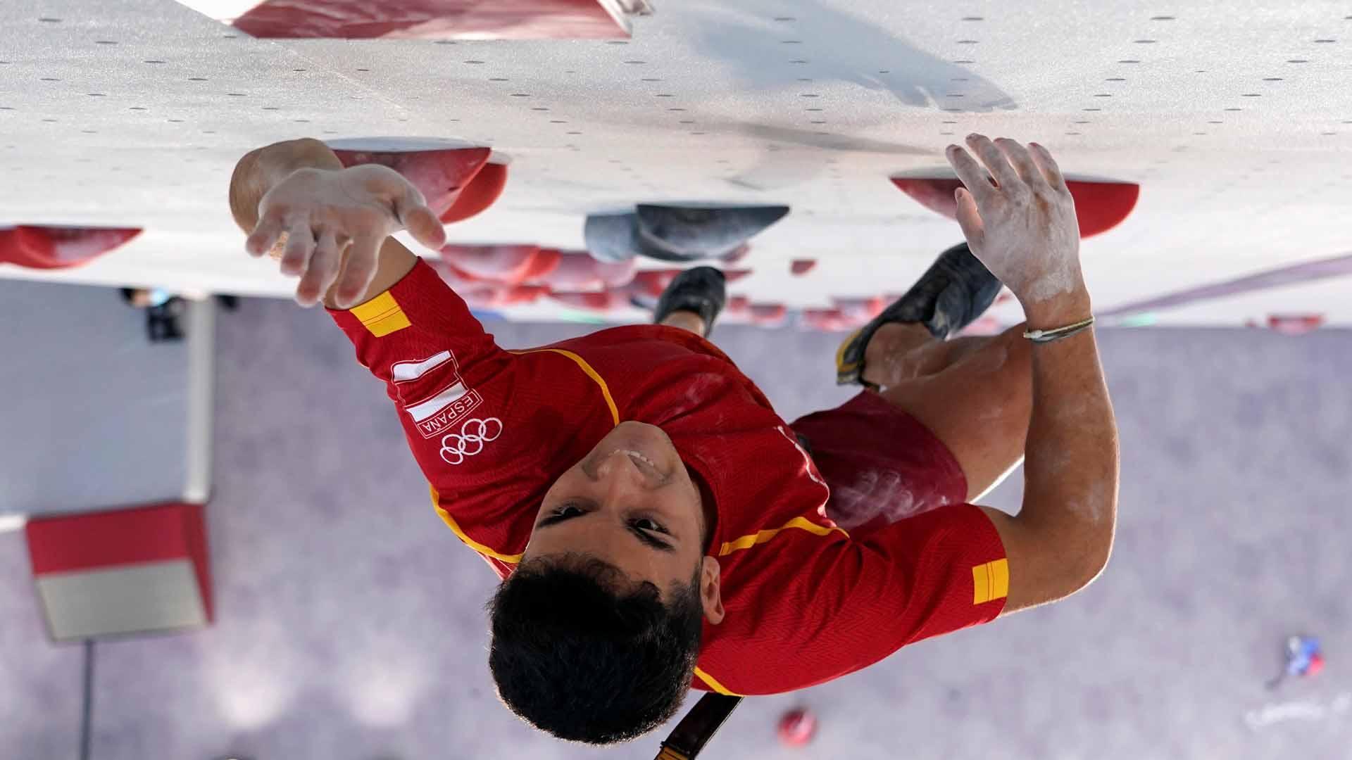 El escalador español Alberto Ginés durante la final en la que ha logrado el oro