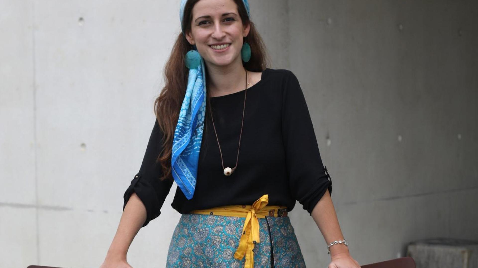 La periodista Lucía Martínez Alcalde, de 32 años, frente al edificio de la Facultad de Comunicación de la UN, donde trabaja