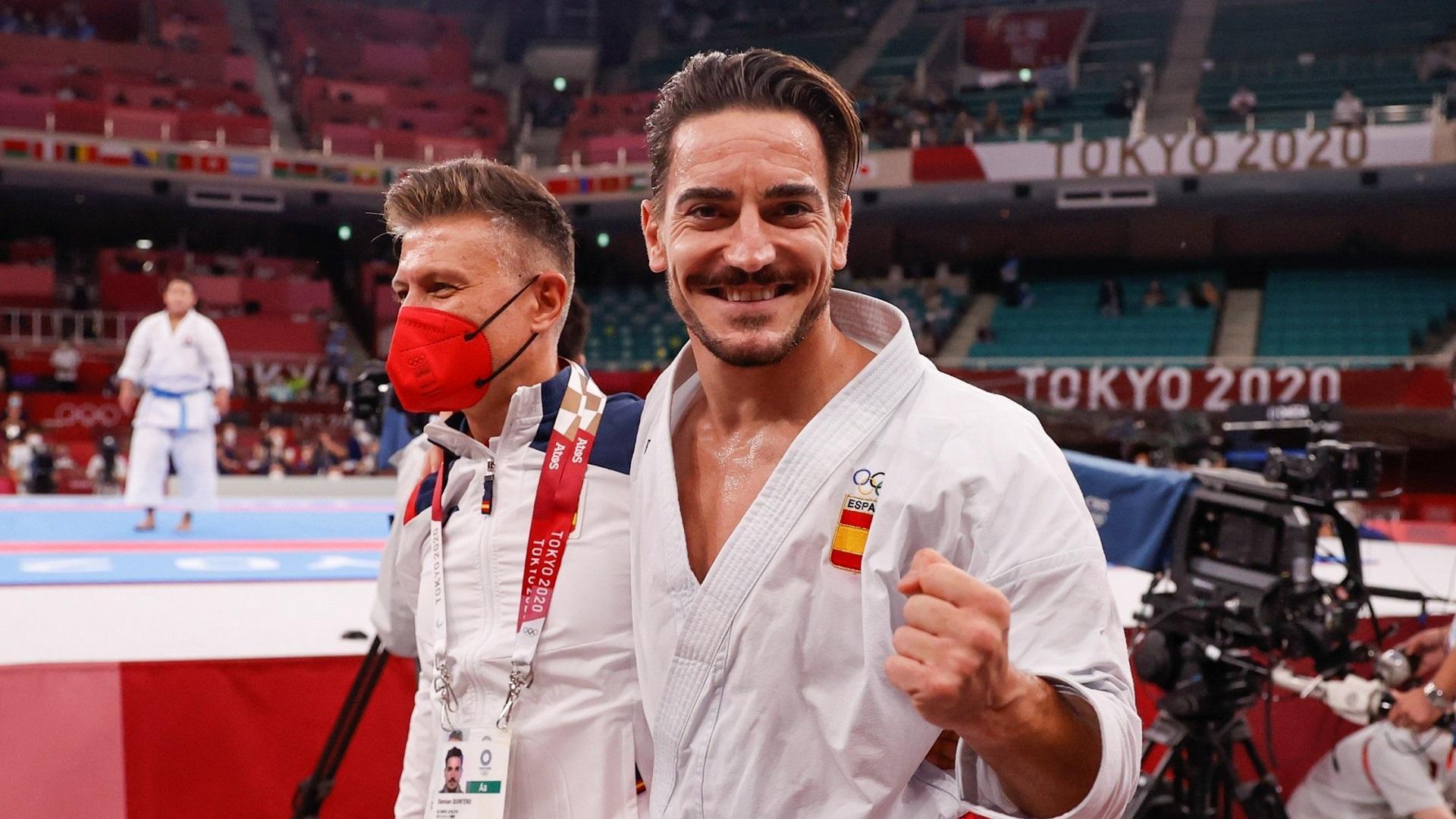 Damián Quintero celebra la medalla de plata conseguida en la final de kata masculino en los Juegos Olímpicos de Tokio 2020