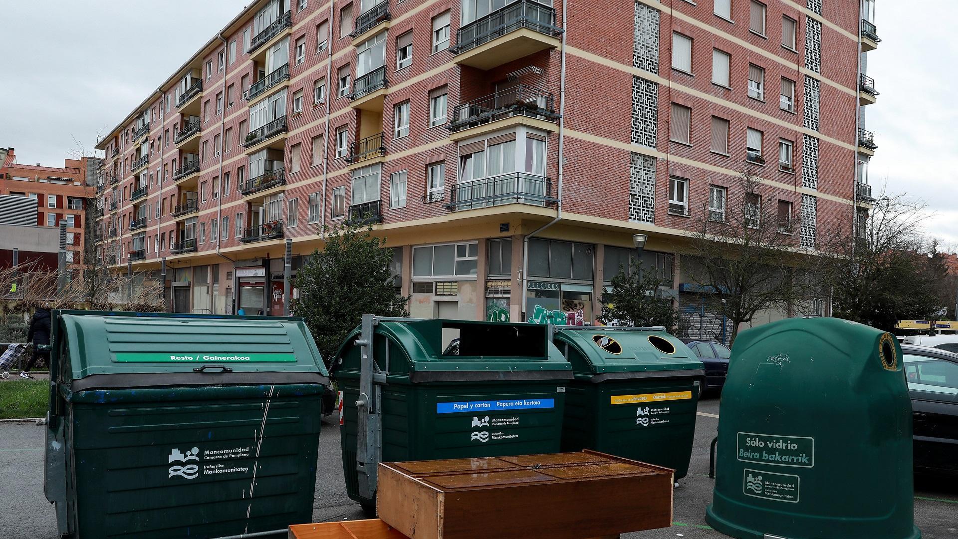 Muebles abandonados junto a un grupo de contenedores, este año en Pamplona