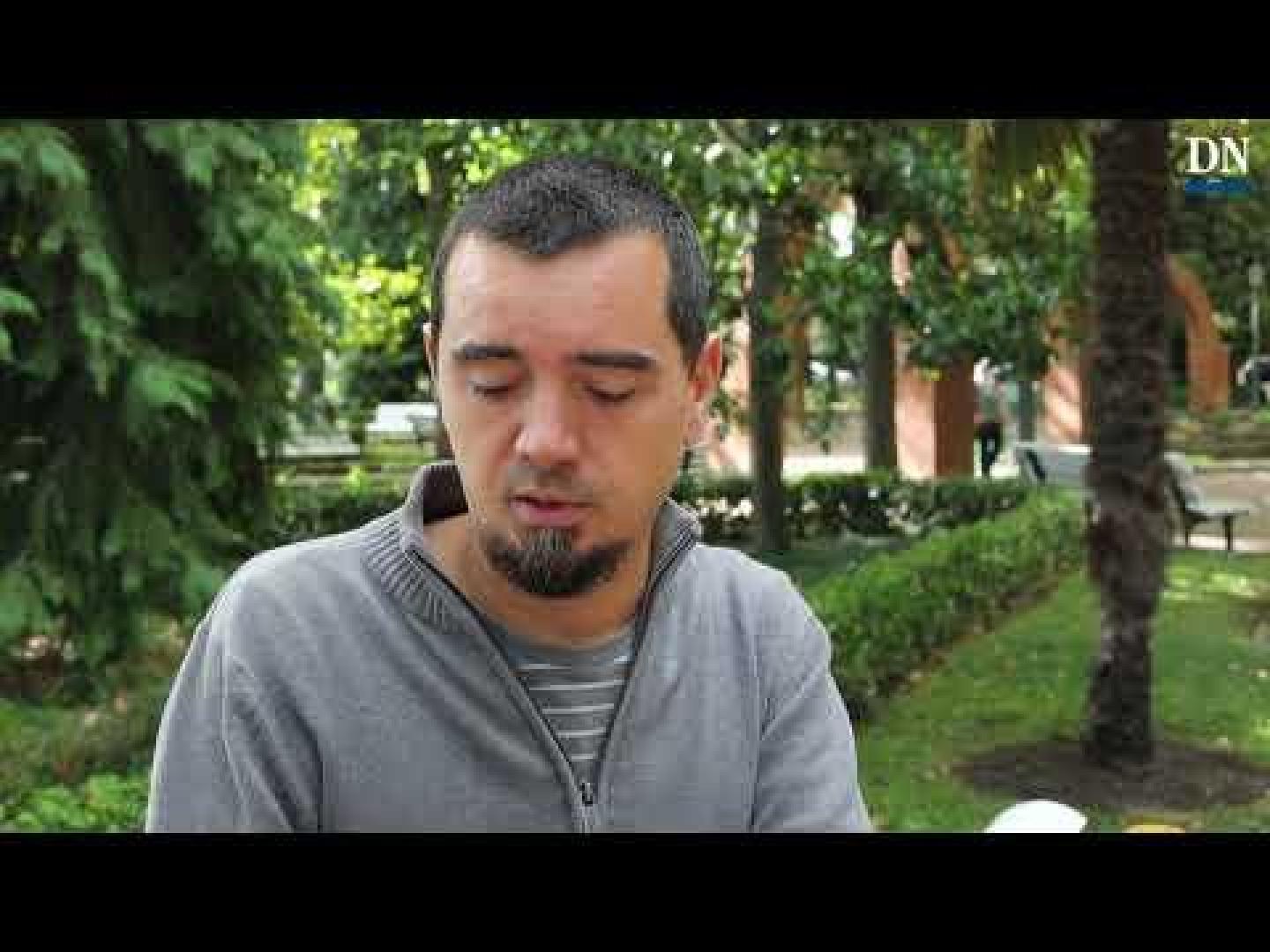 Al llegar al hospital, recibe la noticia arropado por sus familiares