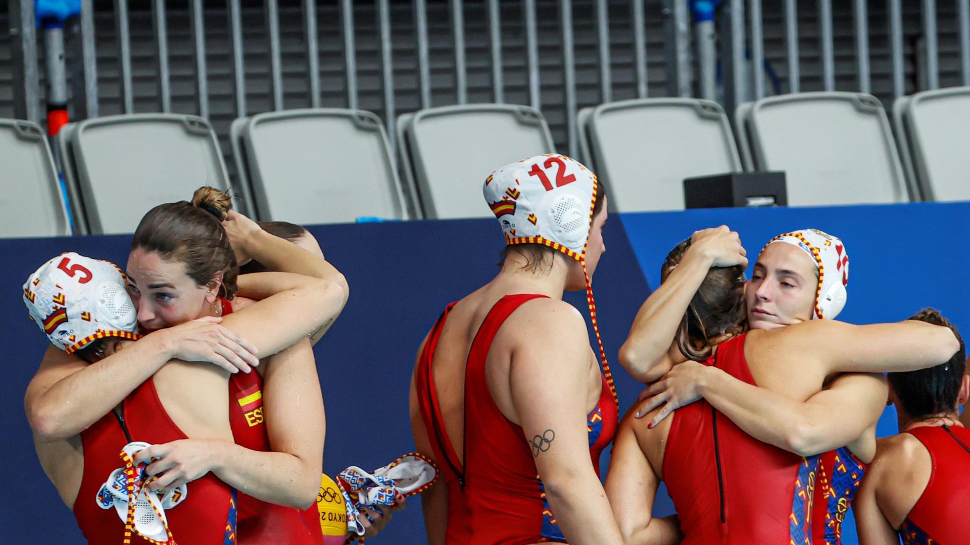 Las jugadoras españolas se lamentan tras perder ante Estados Unidos en la final de waterpolo femenino durante los Juegos Olímpicos de Tokio.