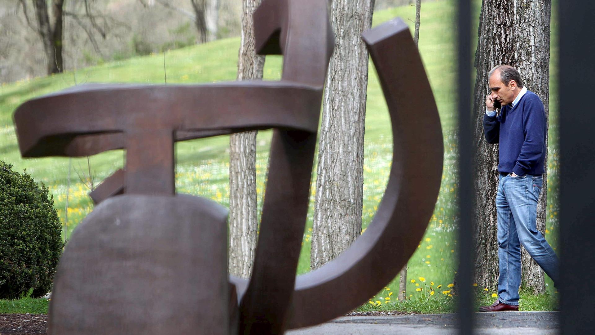 Una de las esculturas que hay en el jardín de Chillida Leku junto a hayas, robles y magnolios