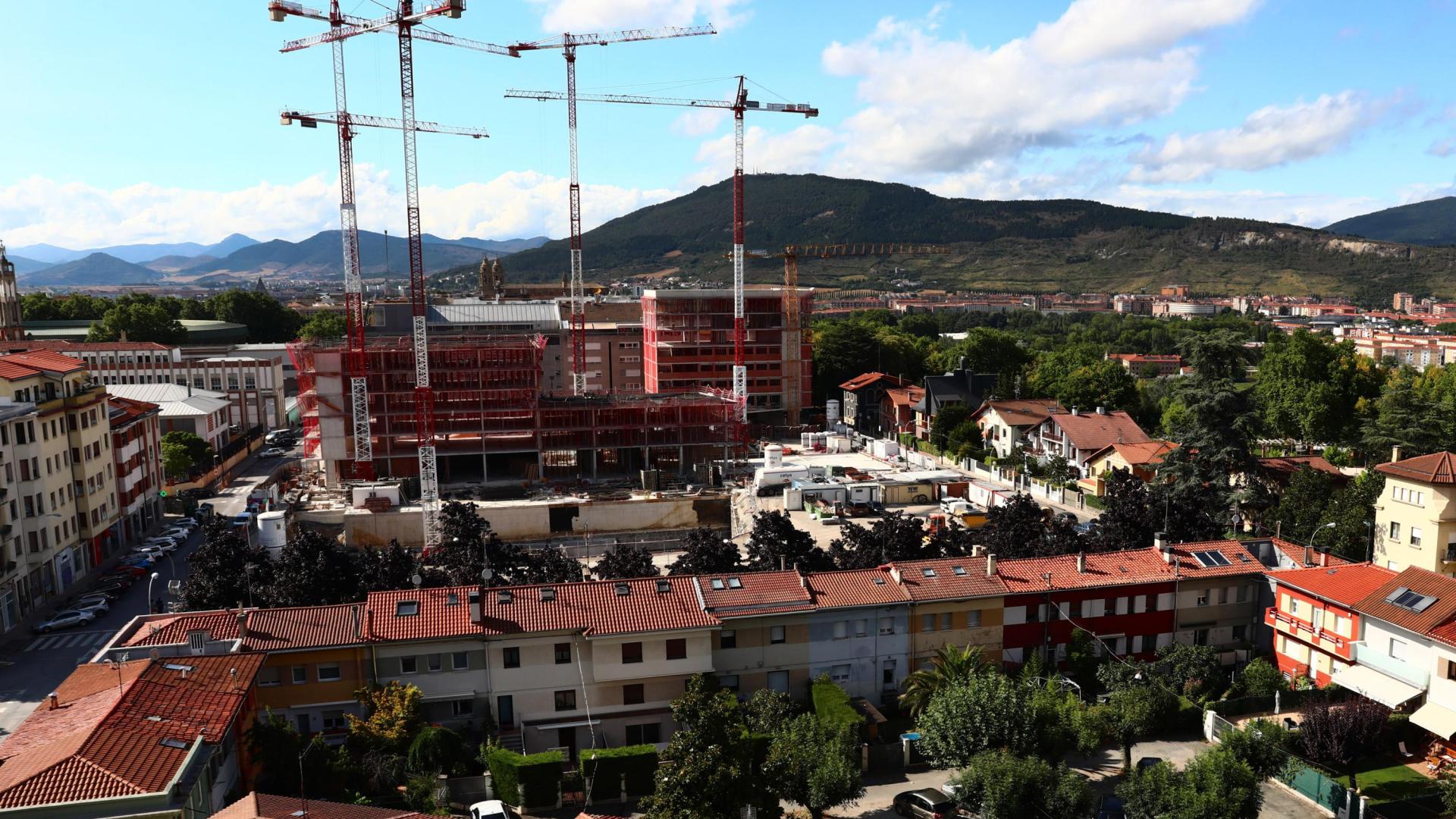 Imagen del avance de las obras desde la avenida Baja Navarra, con las tres primeras torres sumando alturas