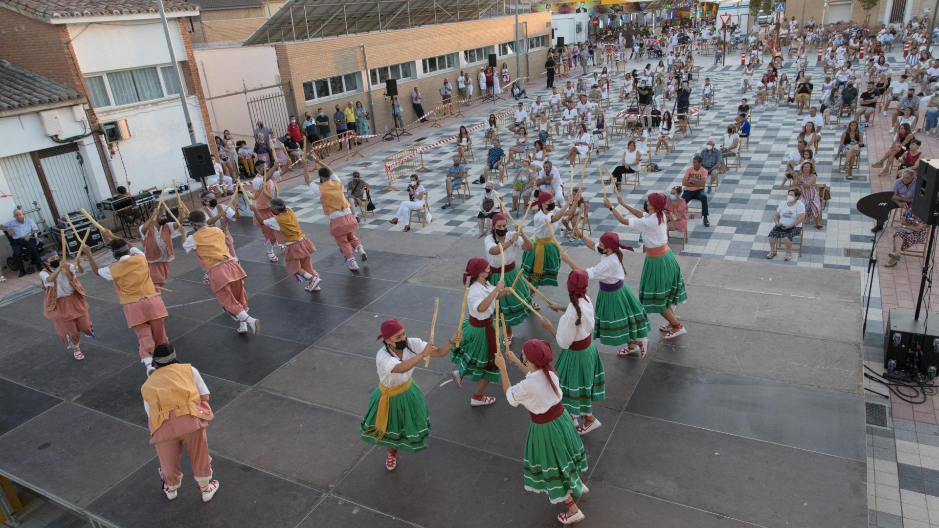 Los integrantes del Grupo de Dantzas Barde-Ribera bailan ante el público que asistió a este espectáculo
