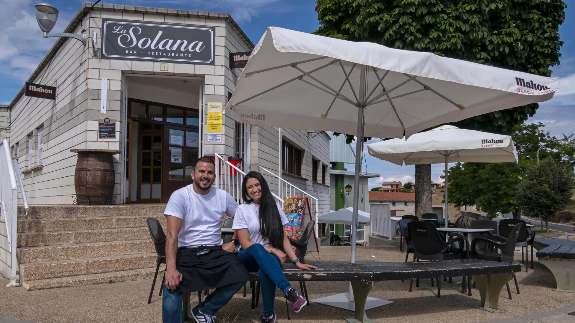 Óscar Javier Sánchez González y su mujer July Paulina Rueda Piedrahita junto al bar