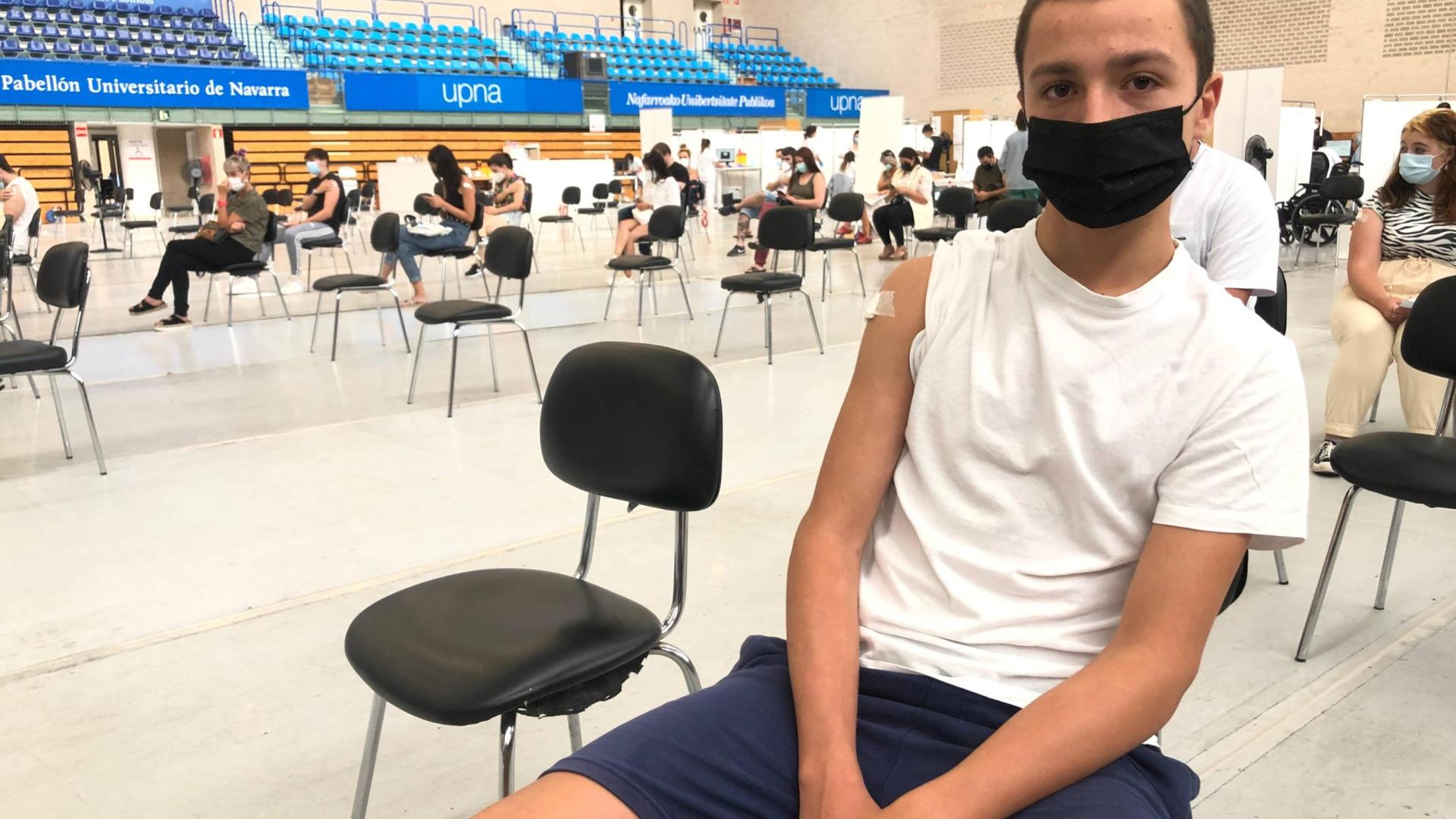 Nikolas Epalza Arnedo, de 13 años, junto a su padre Pablo Epalza Ruiz de Alda en la entrada
