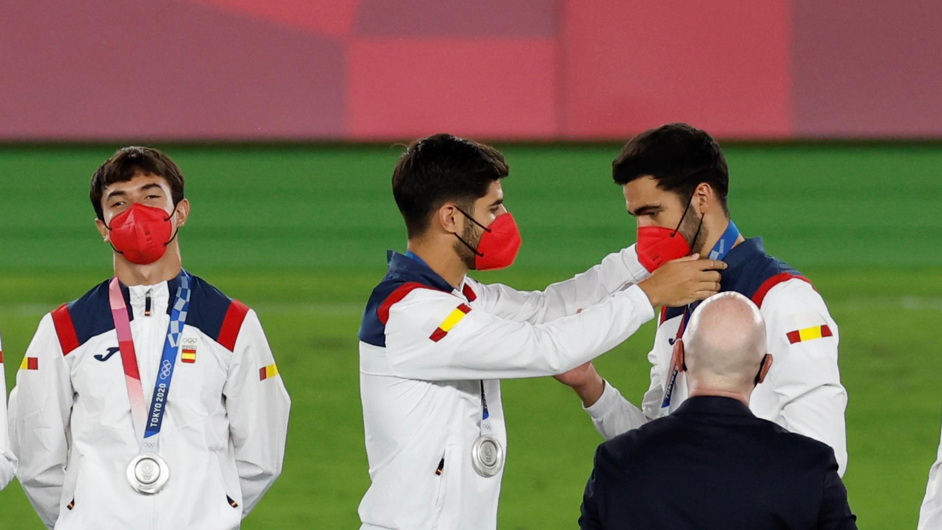 Marco Asensio le entrega a Mikel Merino la medalla de plata