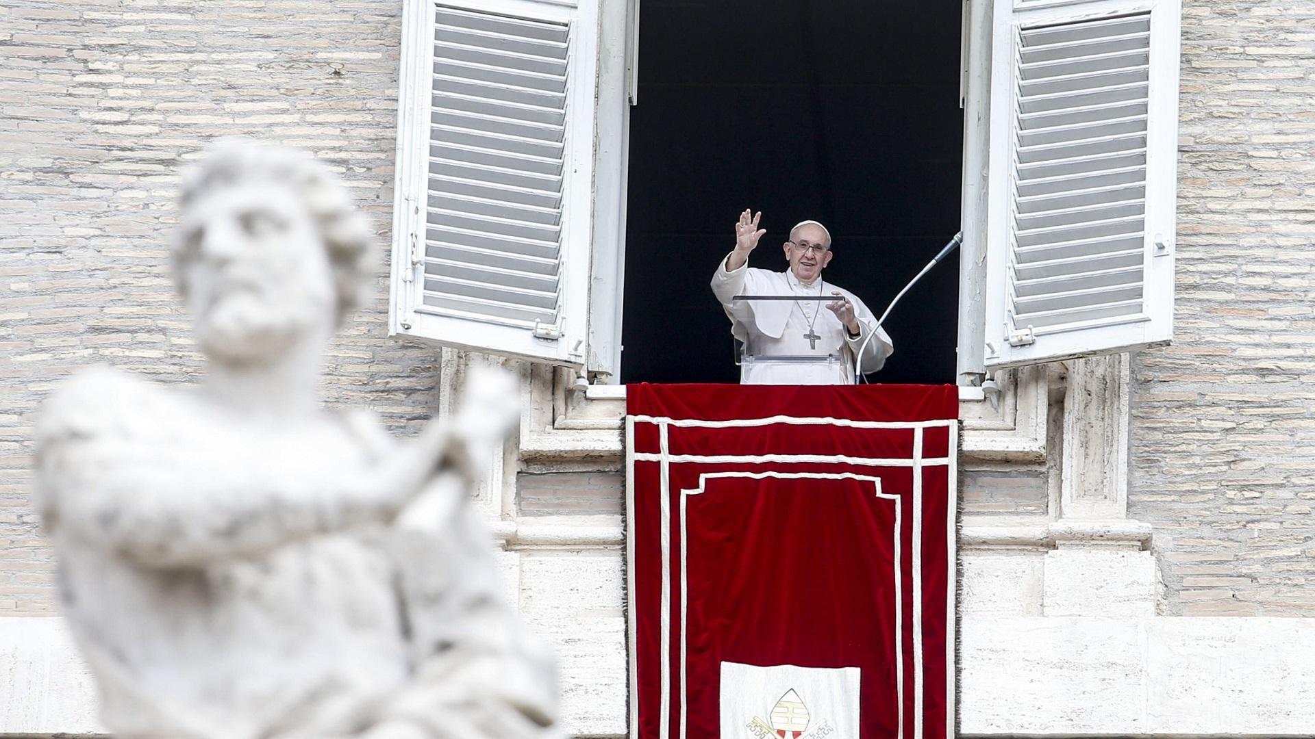 El Papa Francisco rezando ante la Plaza de San Pedro