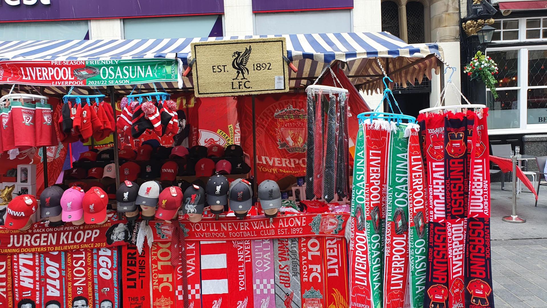 Uno de los lugares de Liverpool donde se venden las bufandas conmemorativas del partido