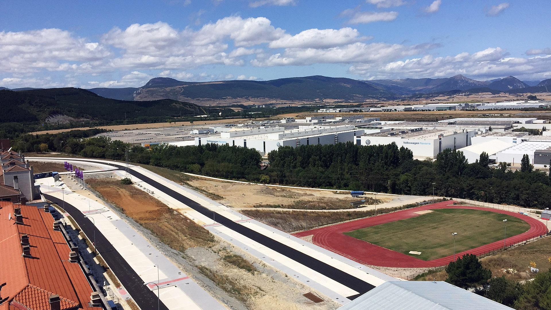 Vista de la zona urbanizada en las inmediaciones del frontón y de la pista de atletismo. Se aprecia el nuevo vial en Cendea de Olza y el que regulará el paso a los bloques