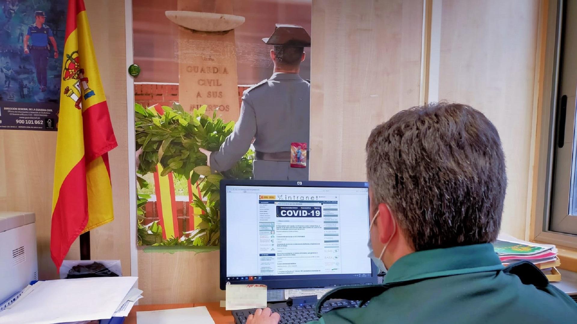 Agente de la Guardia Civil realizando una investigación por redes