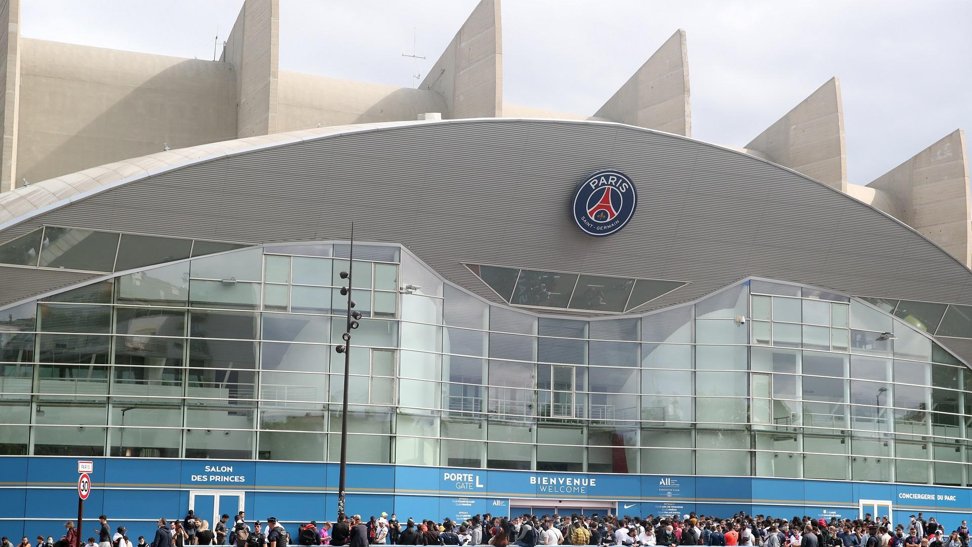 Fans esperan la llegada de Lionel Messi a París ante los rumores del fichaje por el PSG