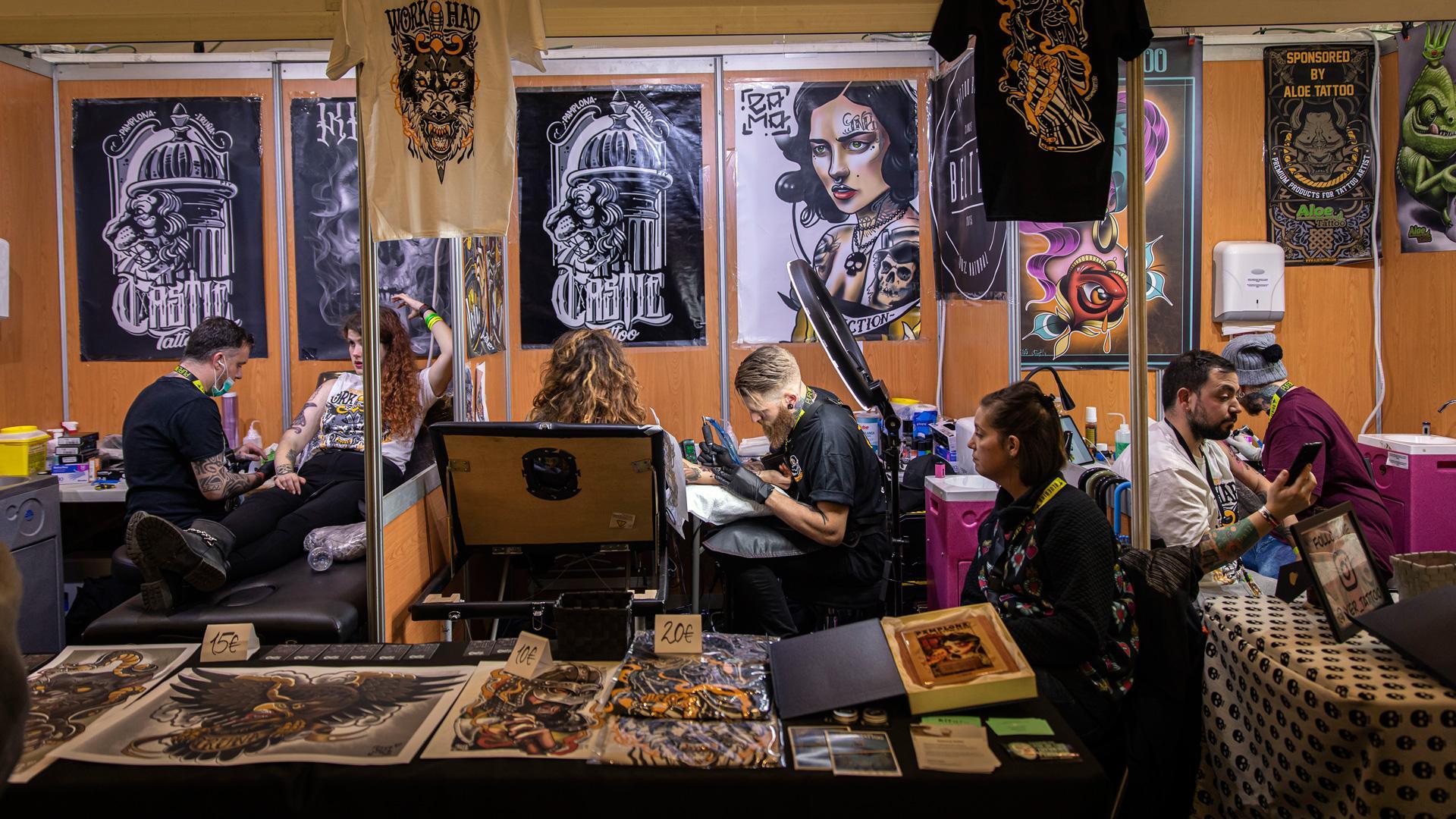 Repartidos en cubículos, varios tatuadores invitados trabajan en Baluarte en la feria del año 2019