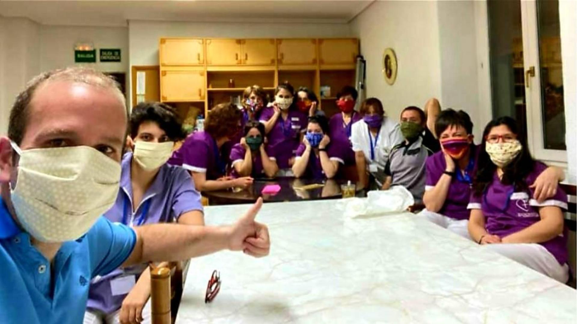 David Cabrero del Amo, a la izquierda, con los trabajadores durante su encierro voluntario en marzo de 2020 en la residencia para evitar contagios