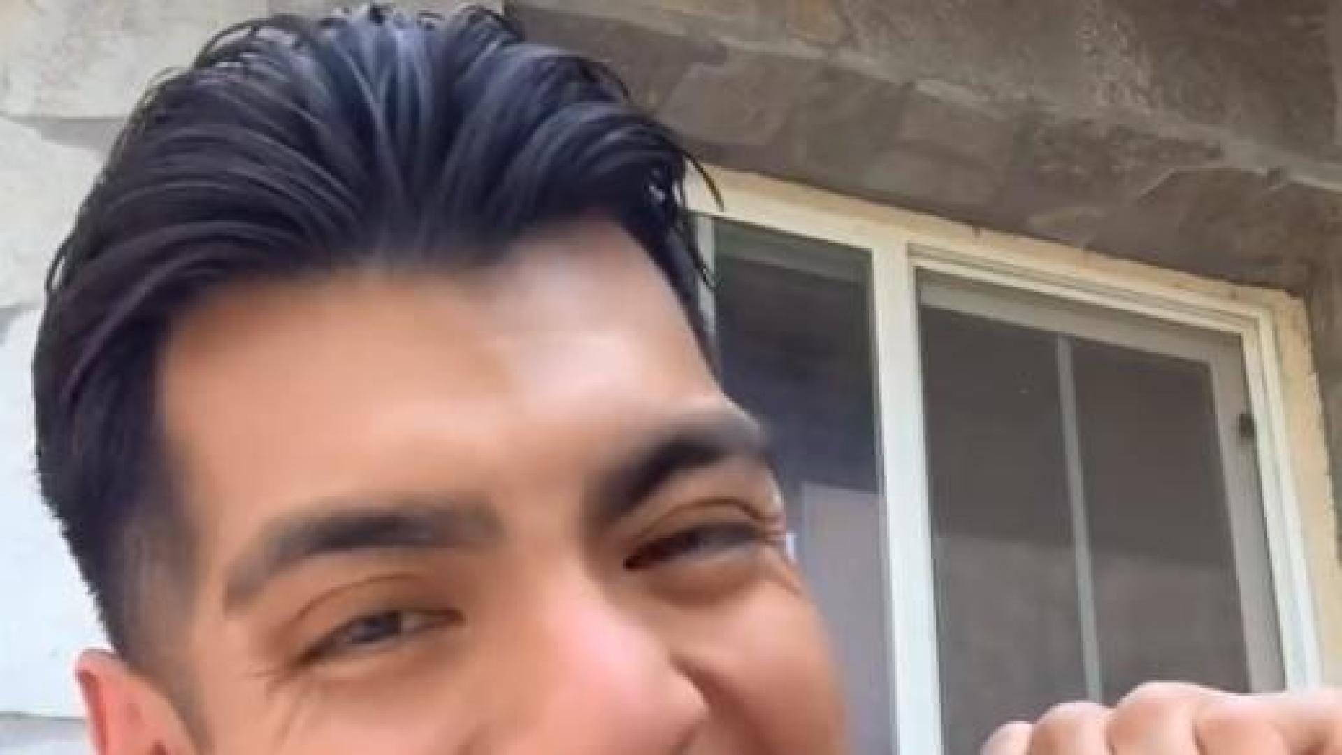 El tiktoker daveyrz realizando el reto de la miel congelada