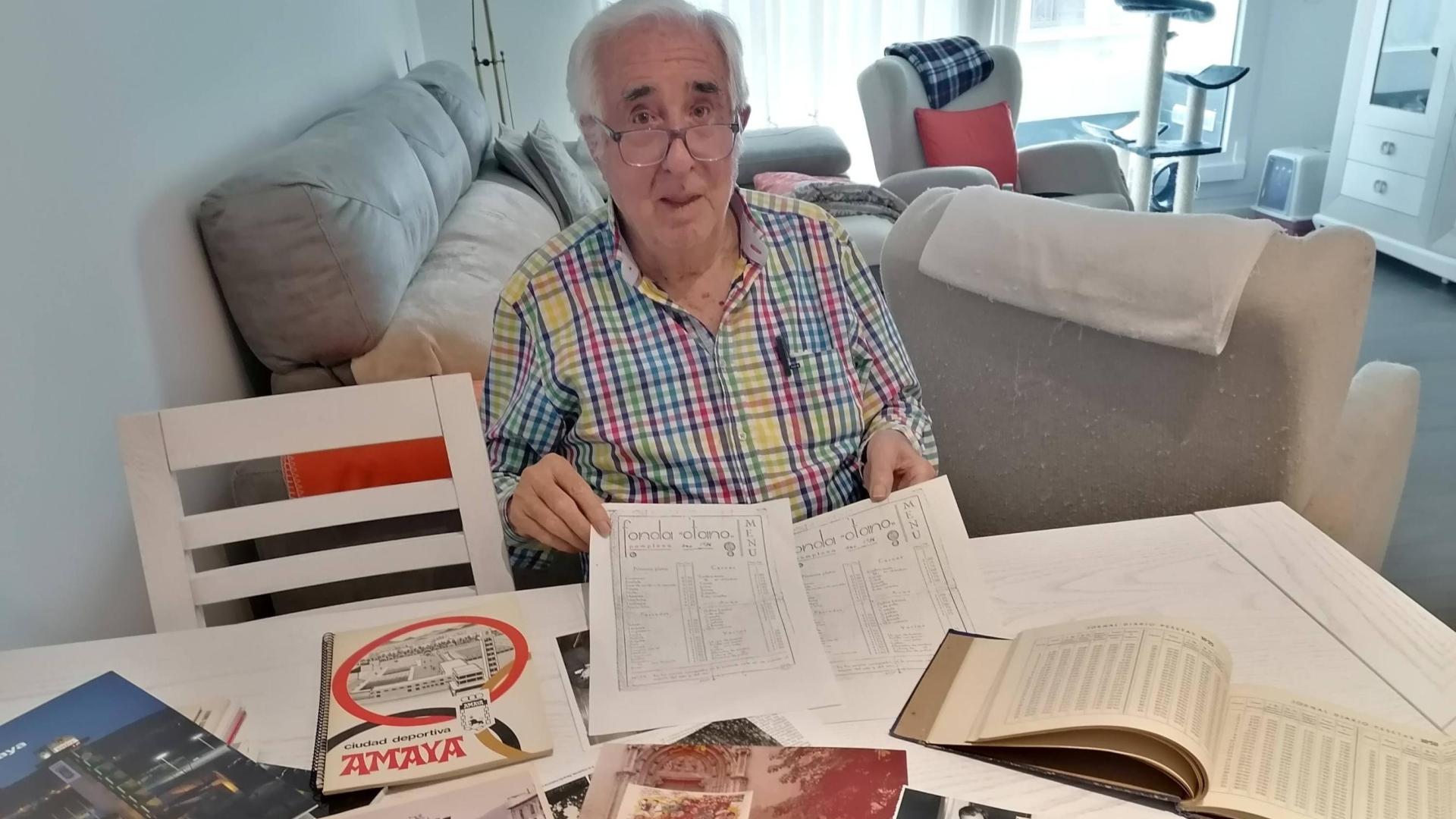 Joaquín Reta San Martín, en su casa rodeado de documentos y recuerdos