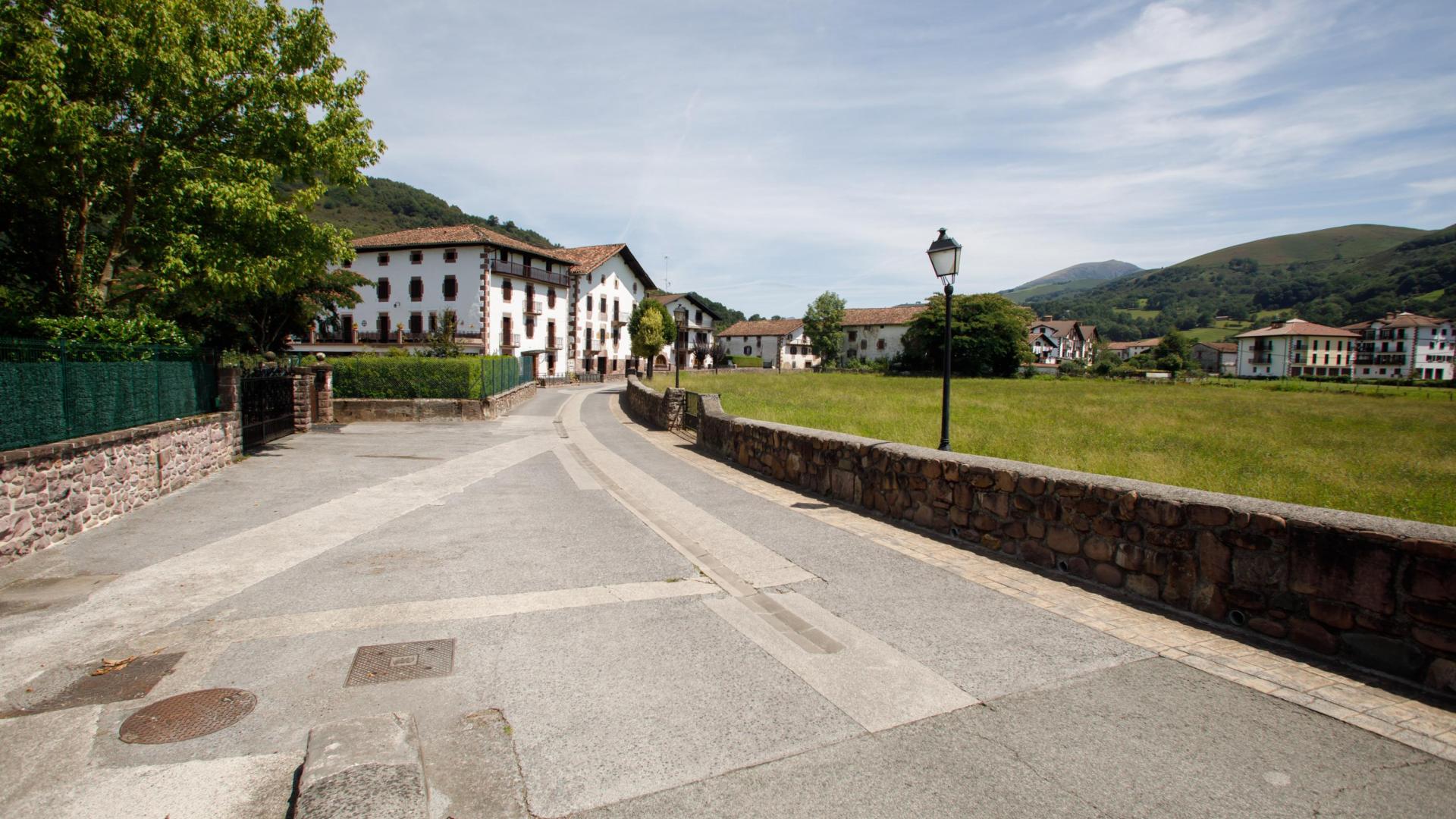 Imagen de la calle Mayor de Elbete, donde se ejecutará una nueva pavimentación