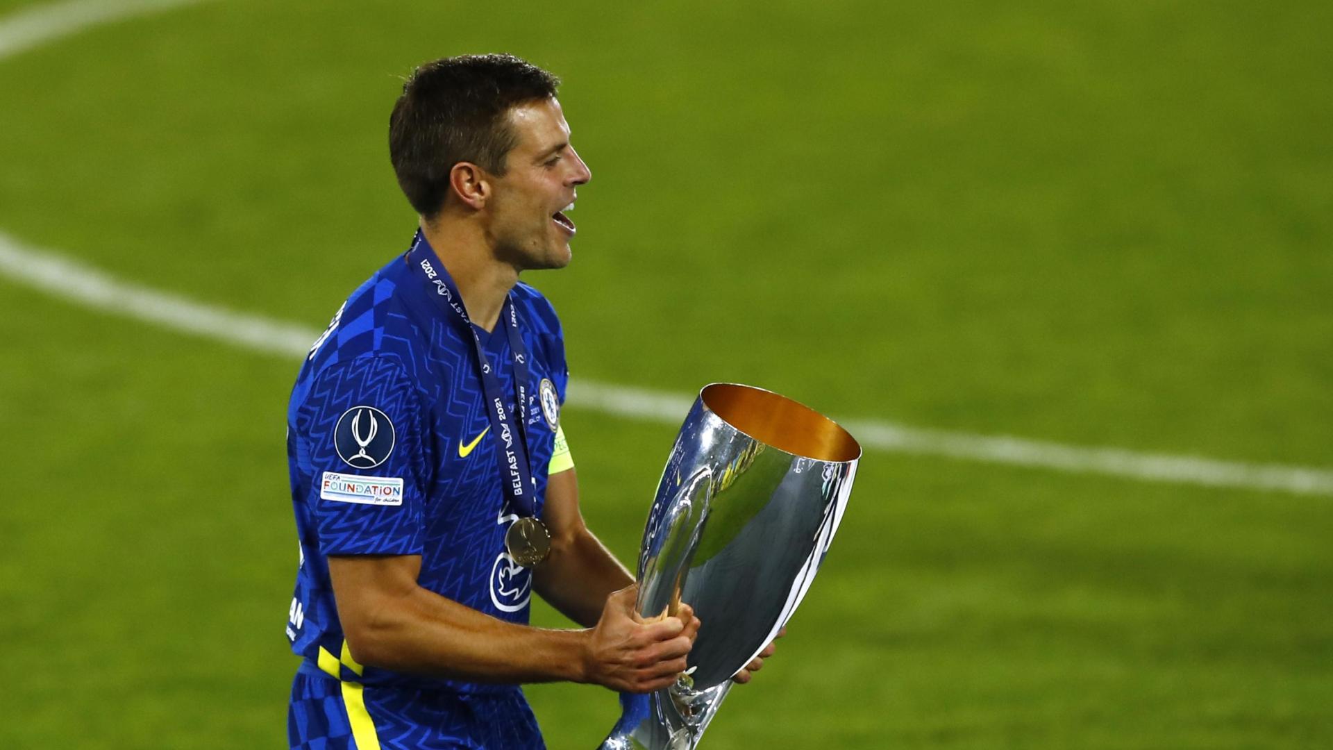 César Azpilicueta se prepara para levantar la Supercopa de Europa, que logró el pasado miércoles ante el Villarreal