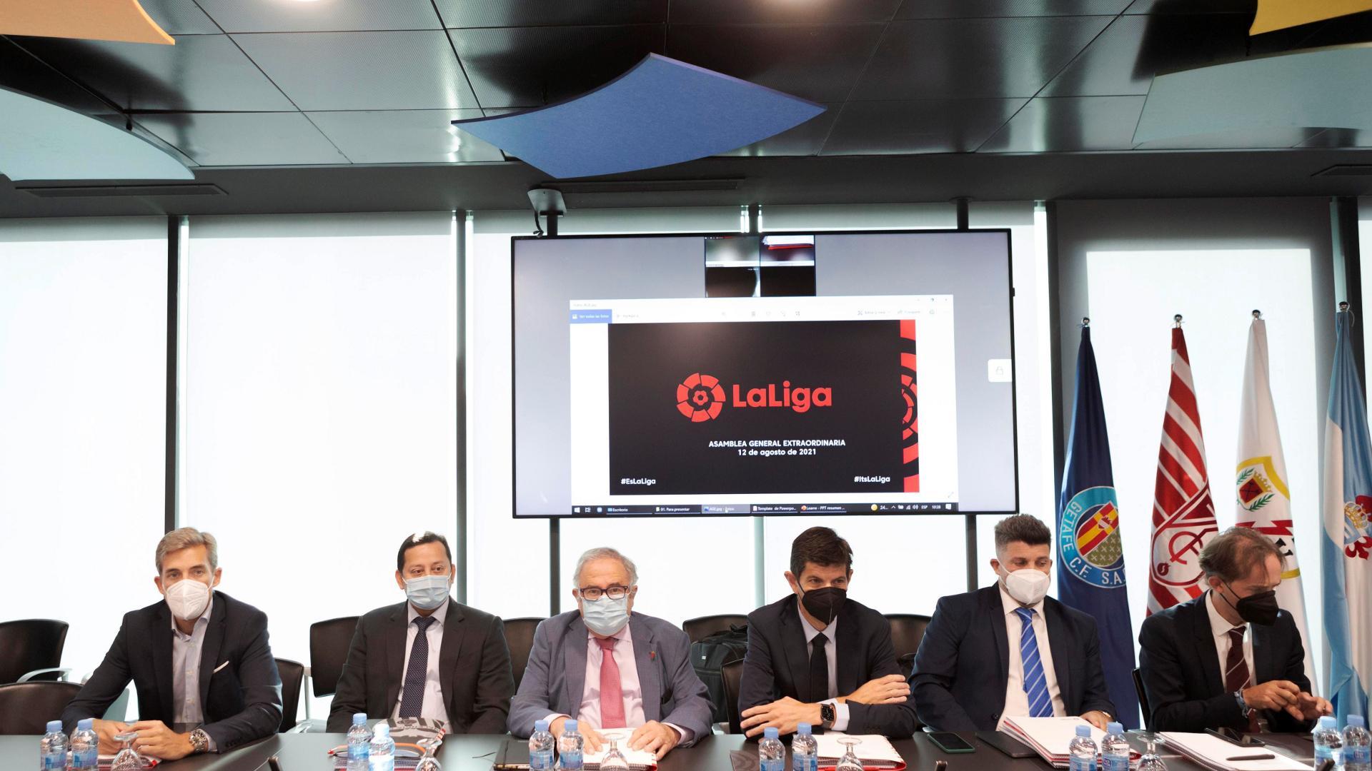 Luis Sabalza, en el centro, durante la Asamblea General Extraordinaria de LaLiga, que ha aprobado este jueves el proyecto de 'LaLiga Impulso'