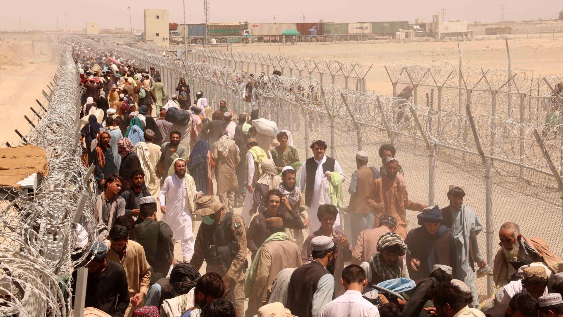Cientos de personas en la frontera entre Pakistán y Afganistán esperan para cruzar