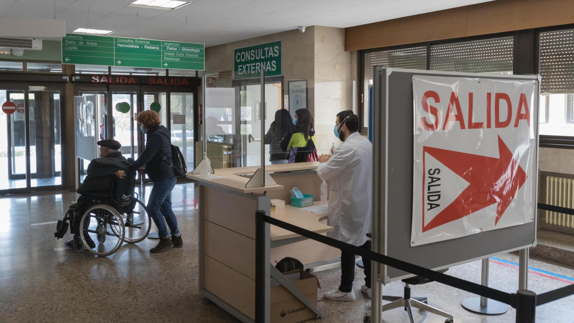 El vestíbulo del hospital de Tudela, con el punto de información