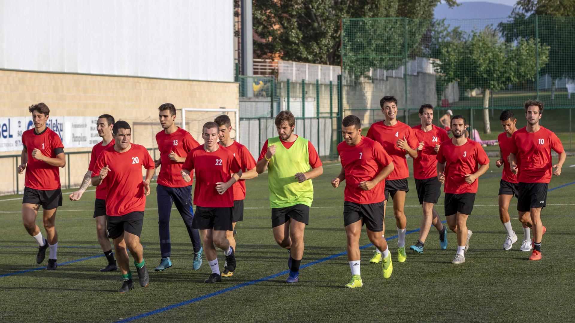 Los jugadores de Oberena durante el entrenamiento de ayer
