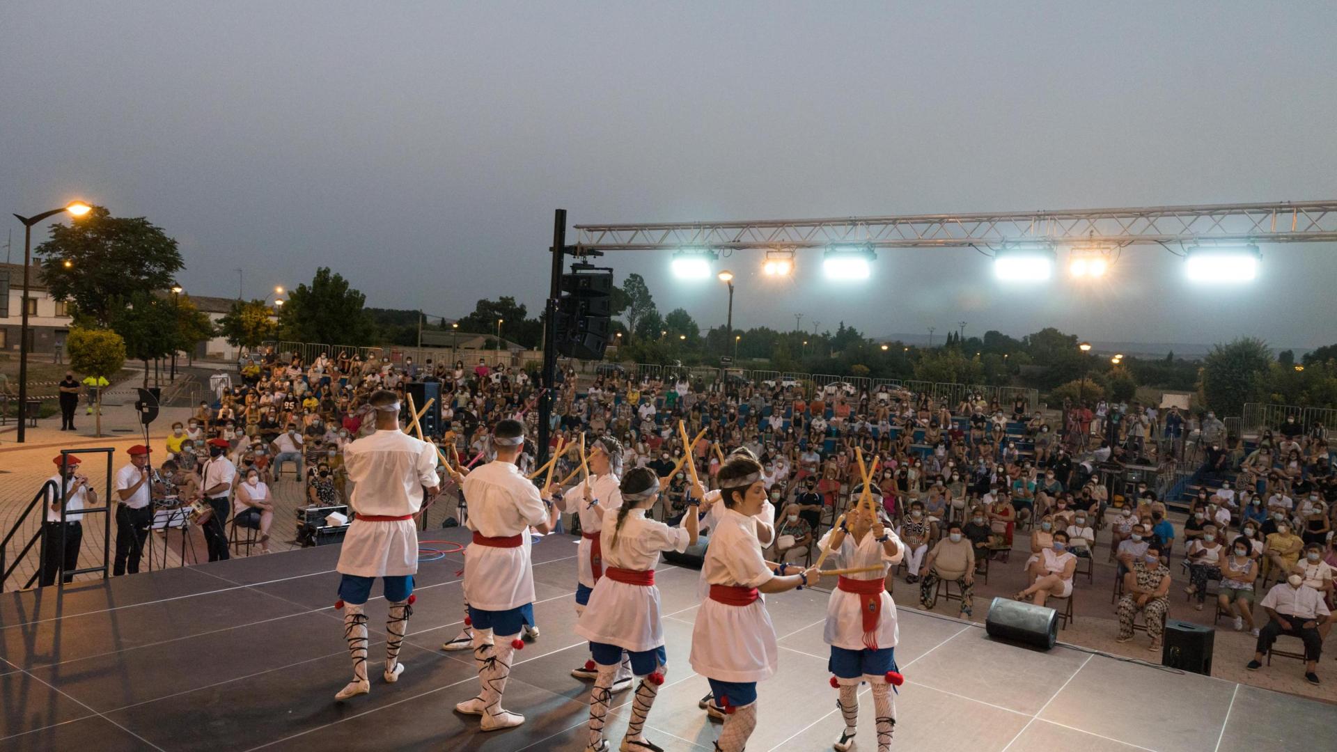 Los danzantes del Paloteado bailan ante el público que se dio cita en la plaza de la Virgen de la Asunción para presenciar el espectáculo