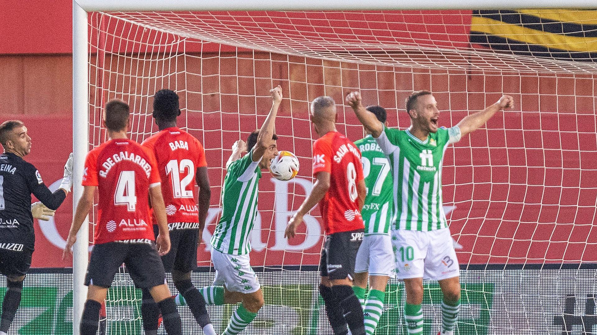 Los jugadores del Betis celebran el tanto de Juanmi, que ponía las tablas en el marcador