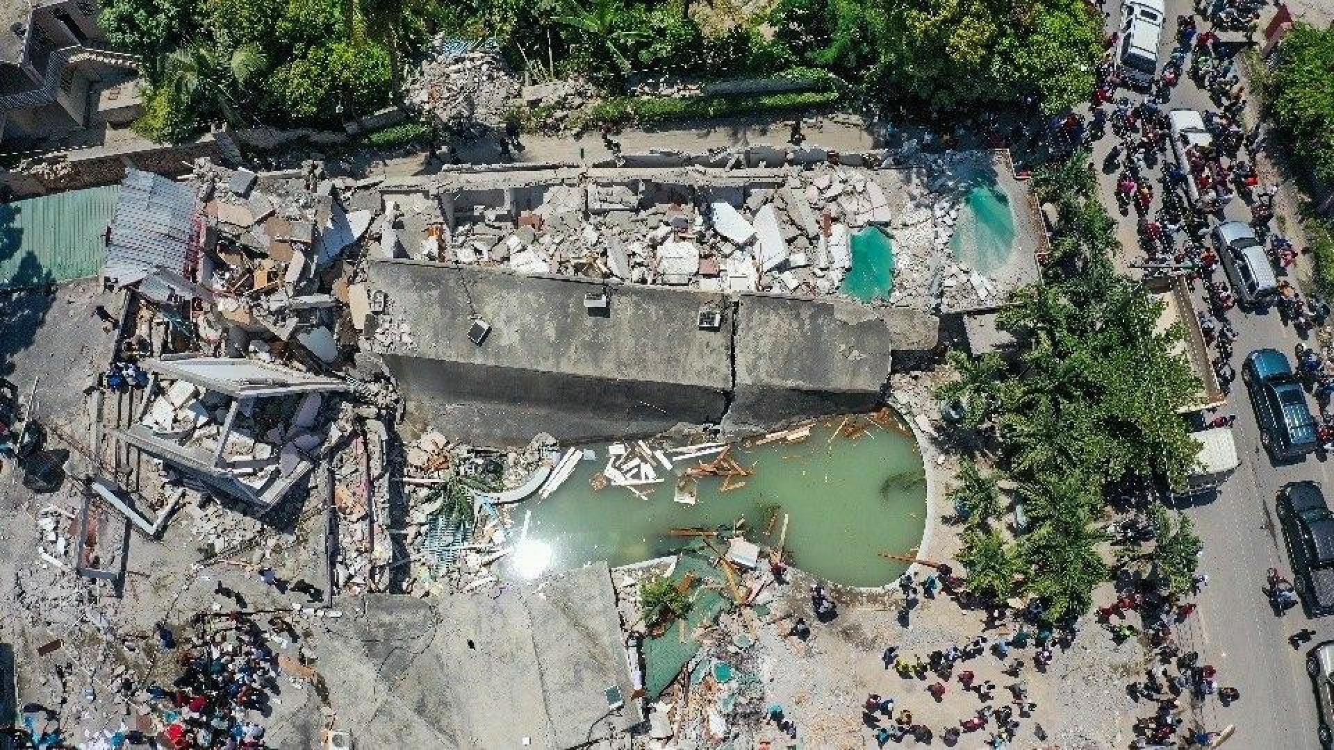 Fotografía desde un dron que muestra los efectos de un seísmo de 7,2 grados hoy, en Los Cayos (Haití)