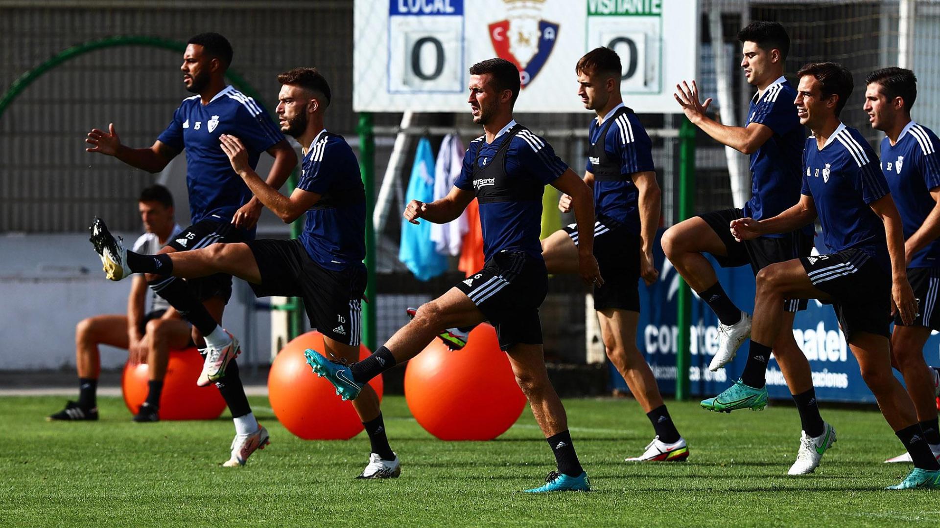 Los jugadores rojillos se ejercitan este domingo en Tajonar