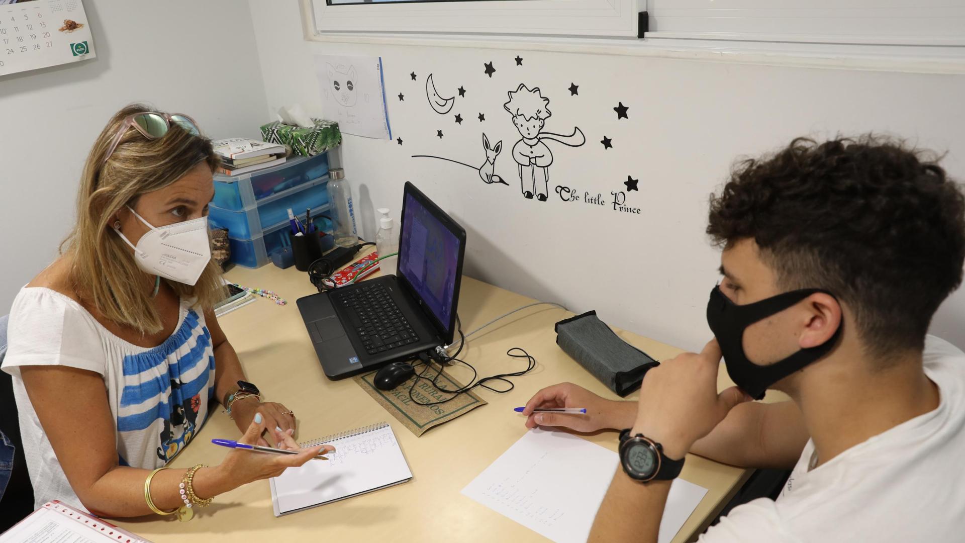 Rosana Díaz González, profesora de la Academia Aula 2, enseñando estrategias de aprendizaje a su alumno Rubén Palma Pérez, de 18 años