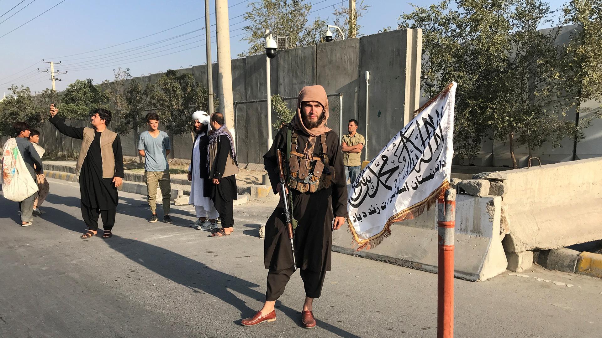 Miebro talibán en el exterior de un Ministerio en Kabul