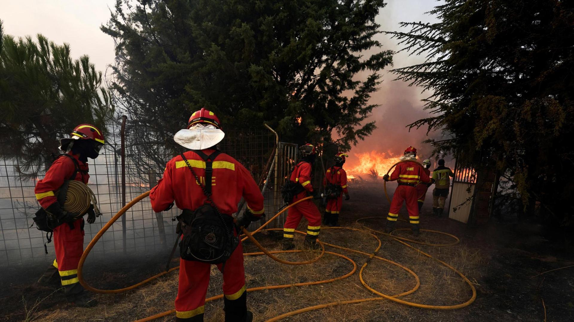 Efectivos de la UME trabajan en el incendio de Navalacruz.
