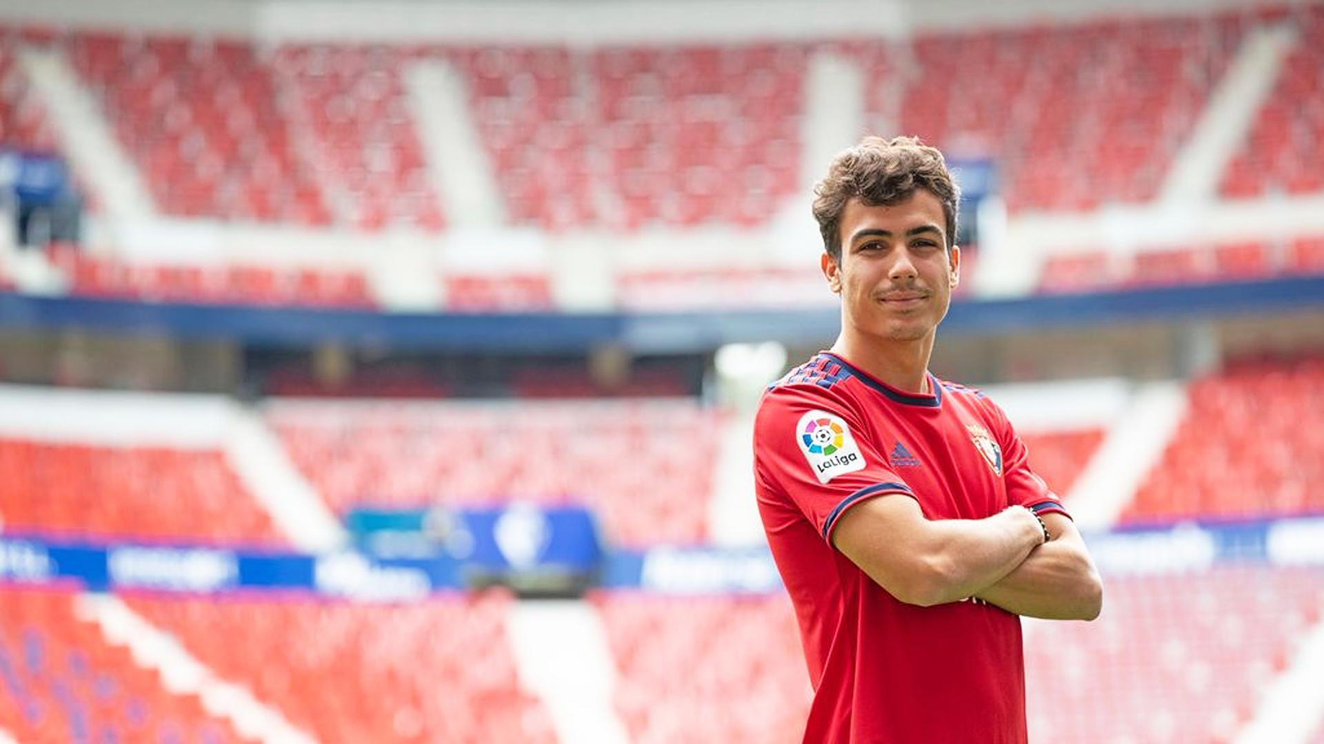 Manu Sánchez posa con la camiseta rojilla este martes en el estadio de El Sadar