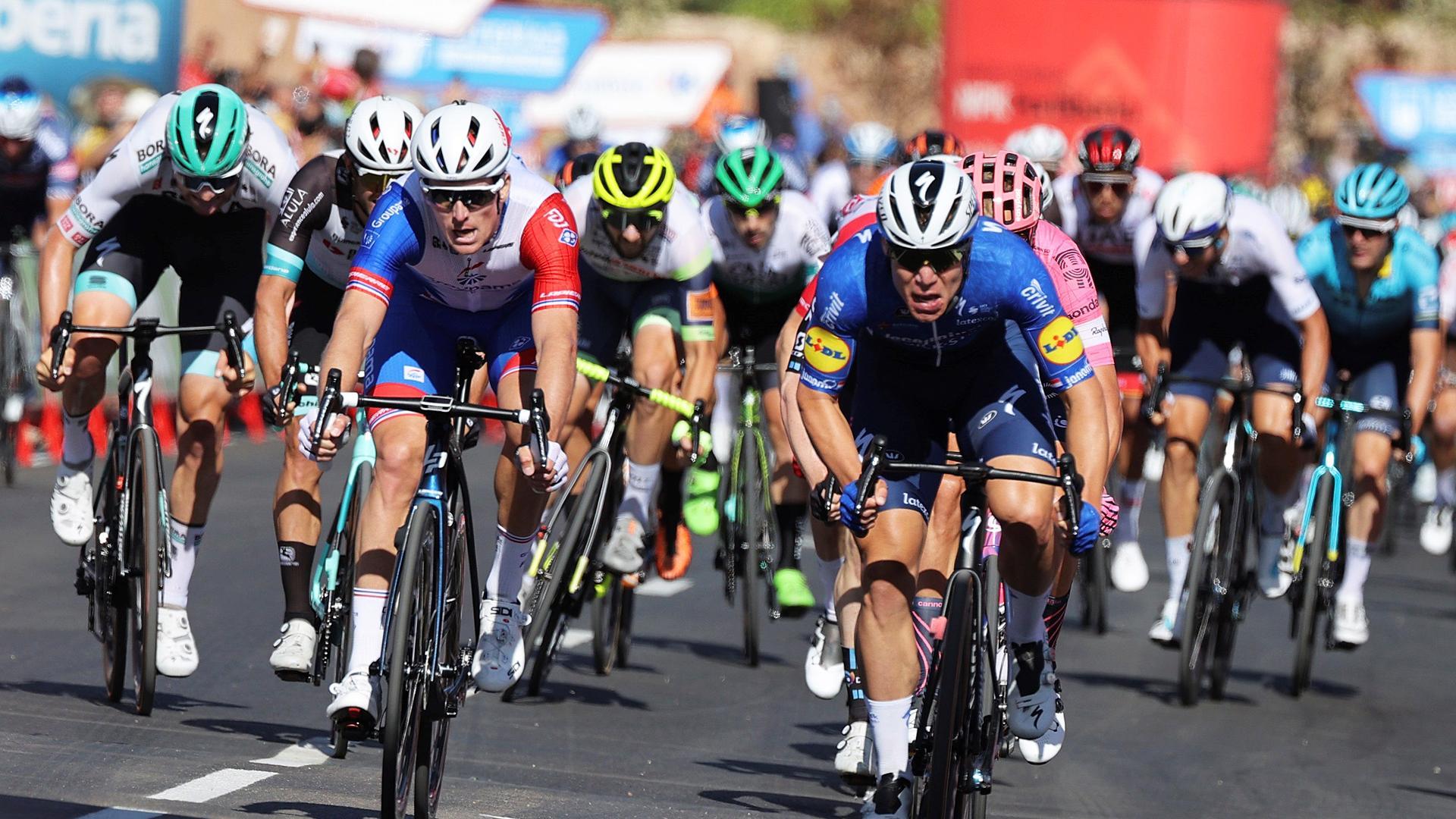 Fabio Jakobsen (dcha.) se impone al francés Arnaud Demare en el esprint de la cuarta etapa con llegada a Molina de Aragón