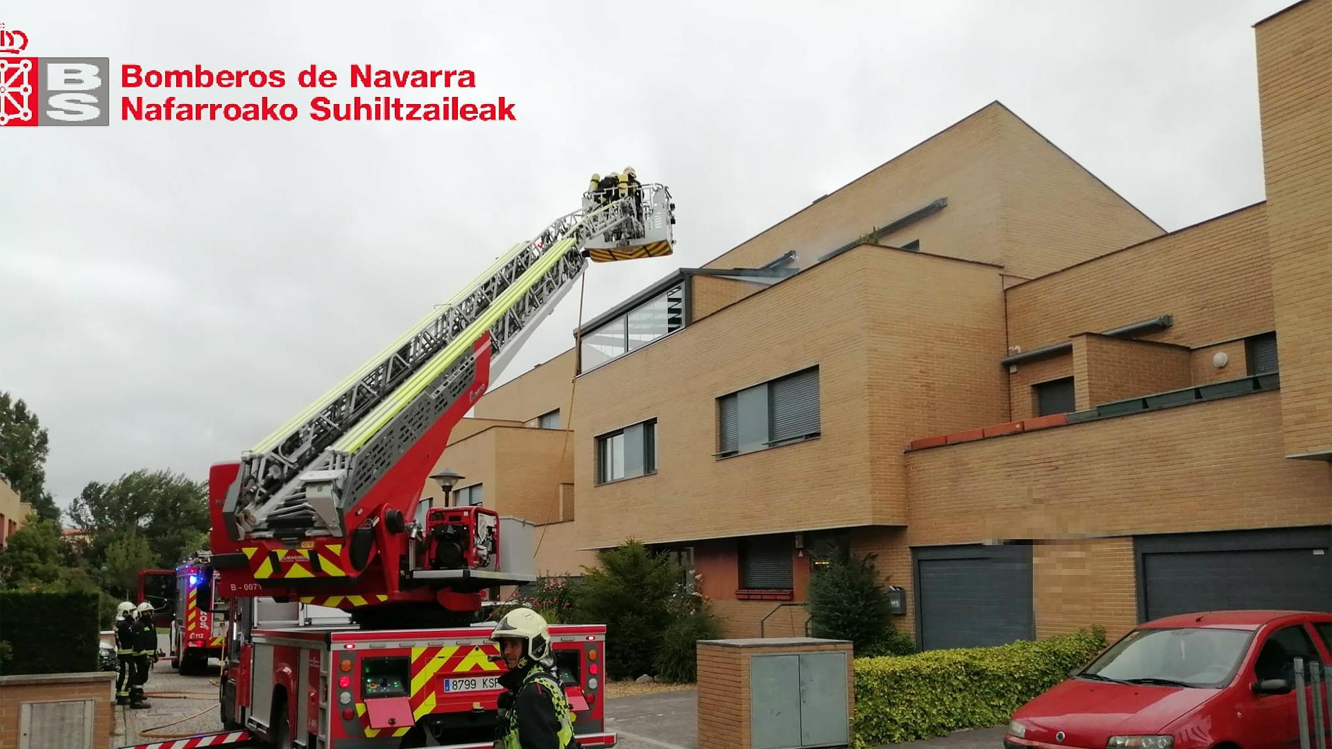 El camión escala atendiendo el fuego en loa terraza de una vivienda en Mutlva