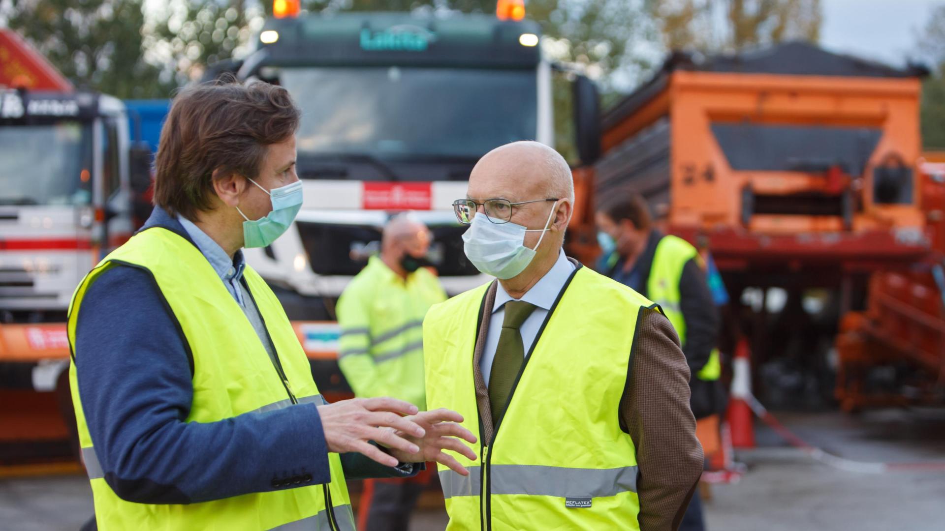 El consejero Ciriza y el director general de Obras Públicas e Infraestructuras, Pedro López, durante una visita al centro de conservación de autovías de Irurtzun.