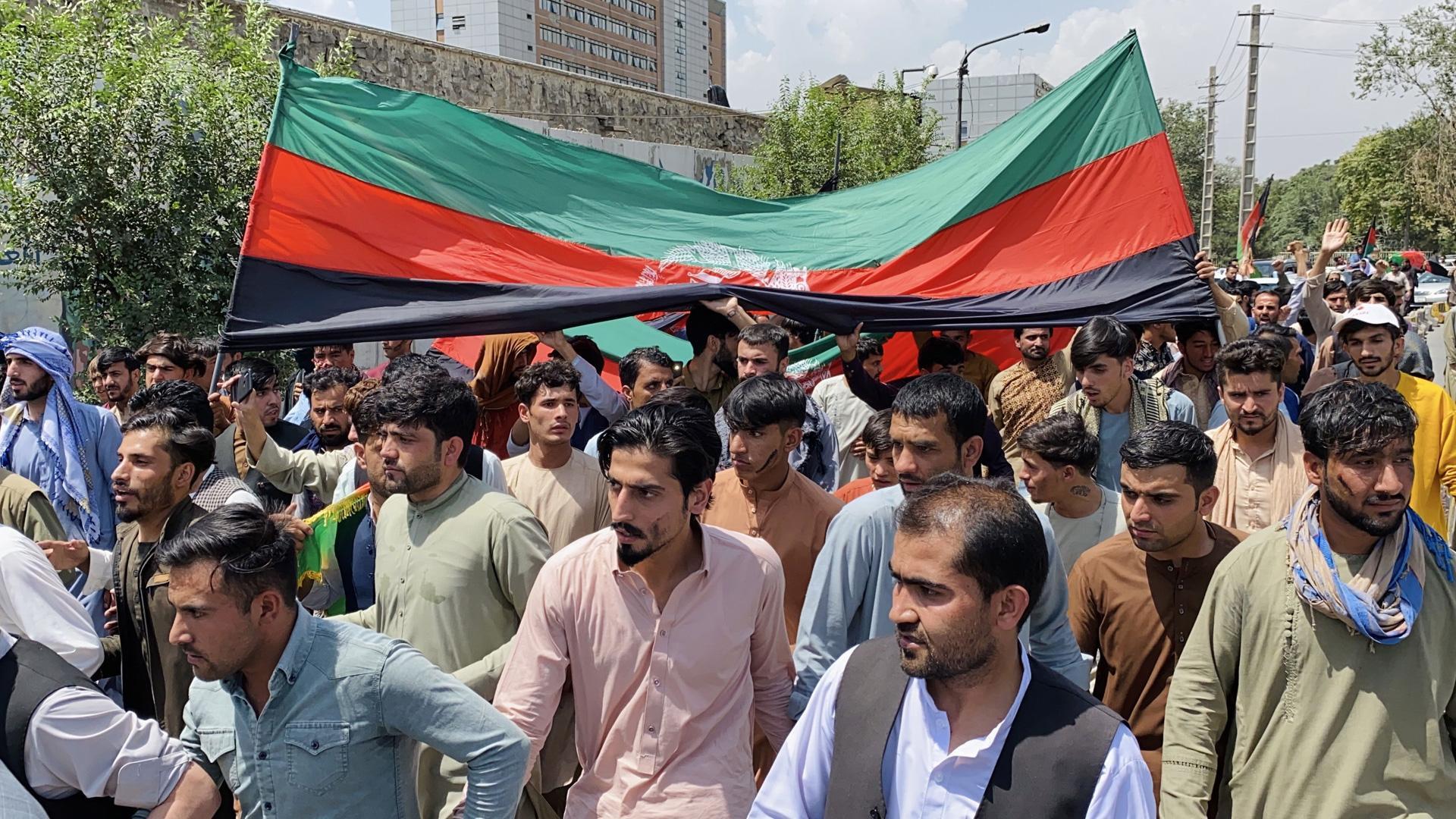 Ciudadanos de Kabul llevan la bandera tricolor de Afganistán en protesta del intento de cambio de bandera y de la celebración del dia de la Independencia de Afganistán