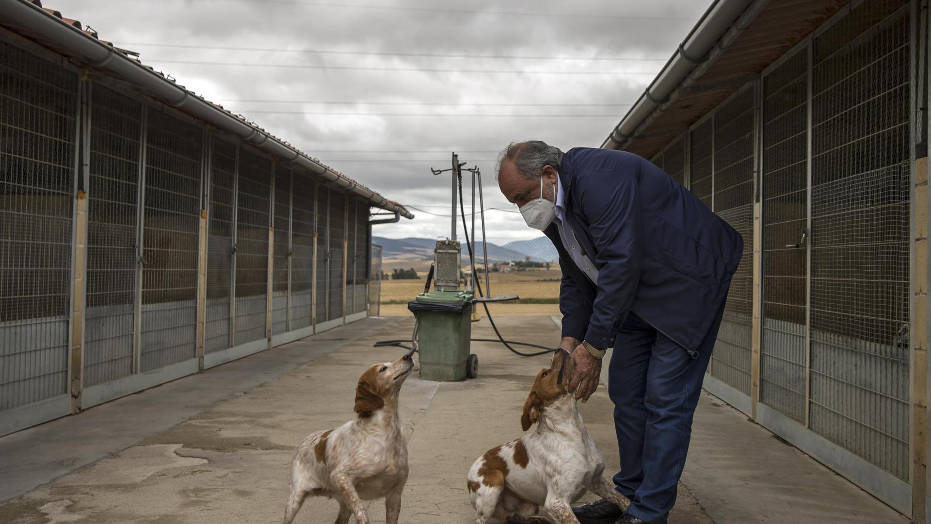 Bernardo Ibarrola Ripodas junto a sus perros en la Guardería Canina en Zizur Mayor