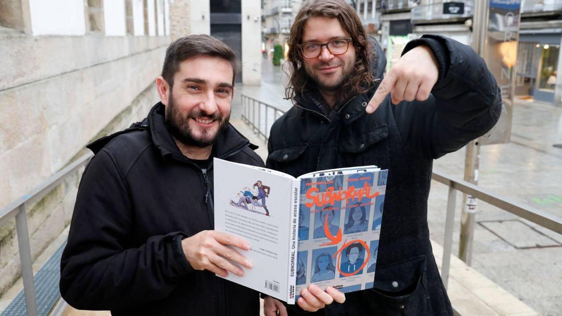 El guionista Fernando Llor (izq.) y el dibujante Miguel Porto, autores de Subnormal. Una historia de acoso escolar