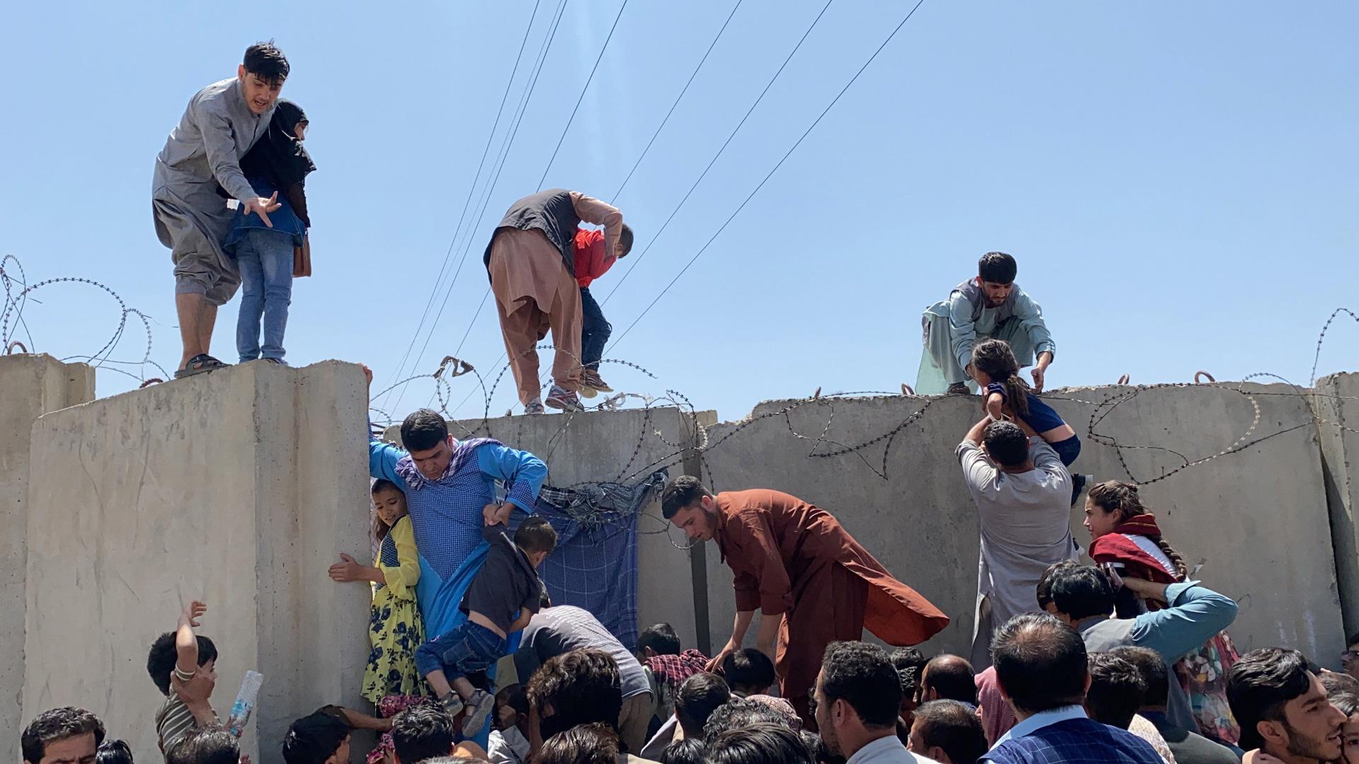 Imagen de afganos saltando al aeropuerto de Kabul en una imagen de hace unos días.