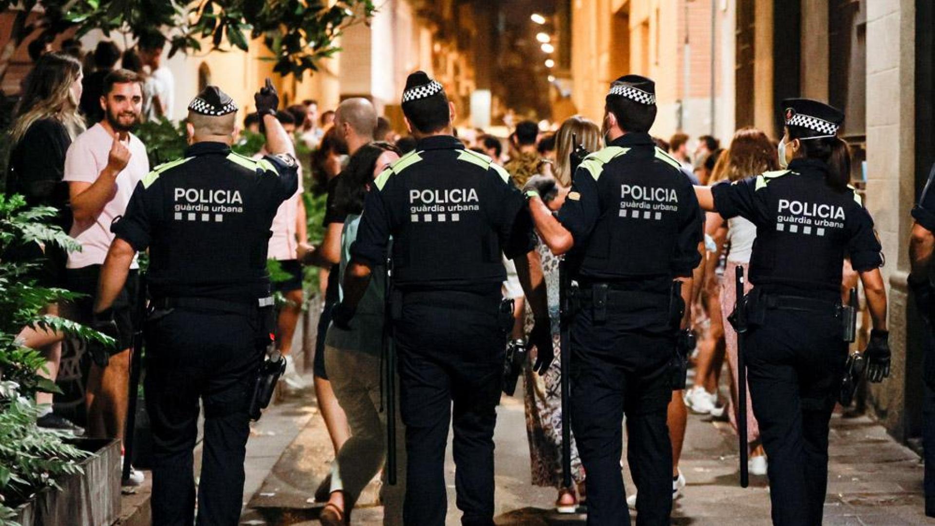 La Guardia Urbana desaloja por aglomeraciones las plazas del barrio Gràcia de Barcelona