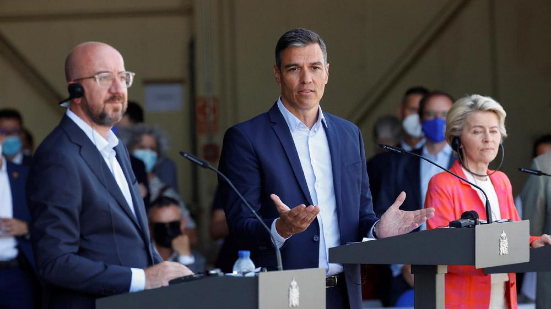 El presidente del Gobierno, Pedro Sánchez (c); la presidenta de la Comisión Europea (CE), Ursula von der Leyen (d), y el presidente del Consejo Europeo, Charles Michel (i)