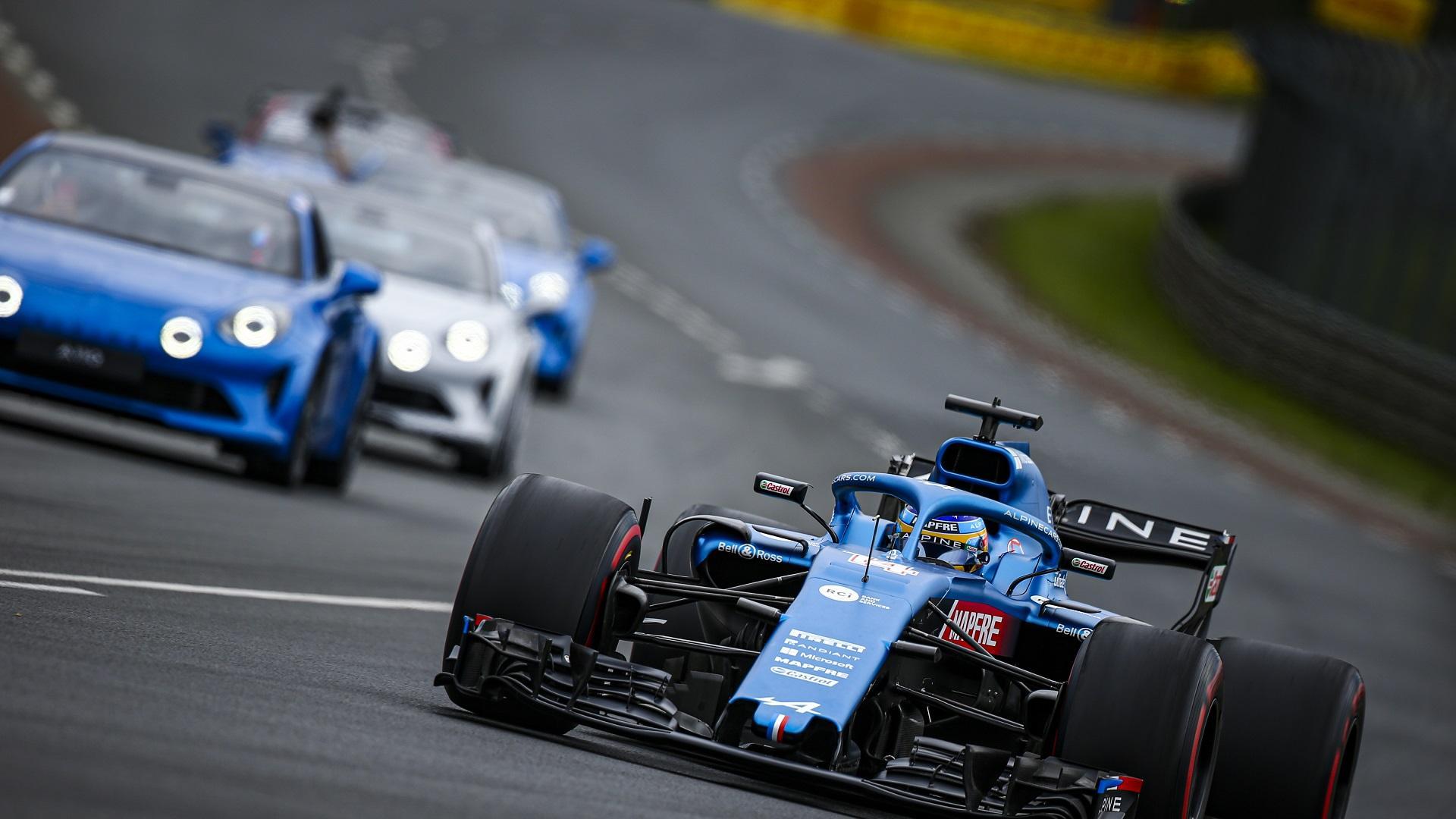 Alonso Fernando, del Alpine F1, en acción durante el desfile previo a las 24 Horas de Le Mans