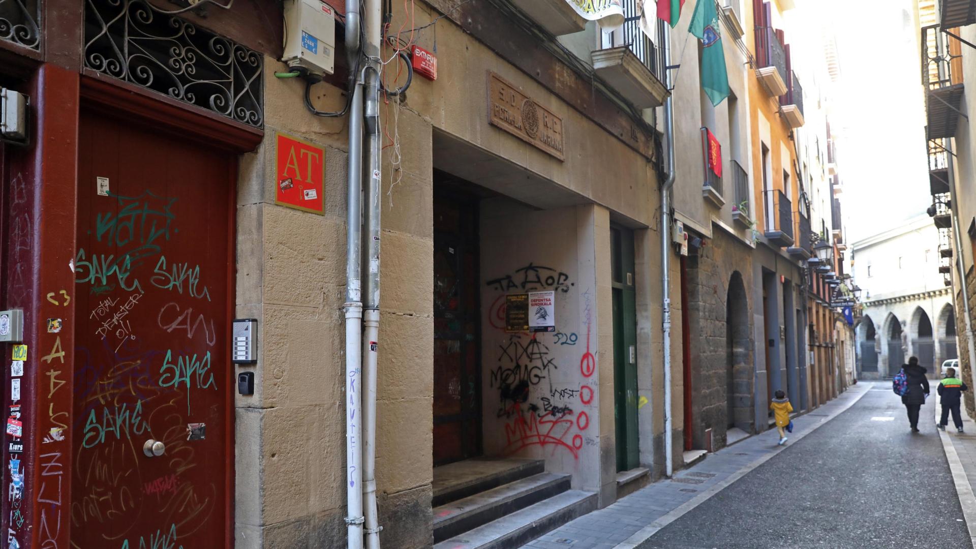 Placa roja identificativa de un apartamento turístico en la calle Jarauta de Pamplona