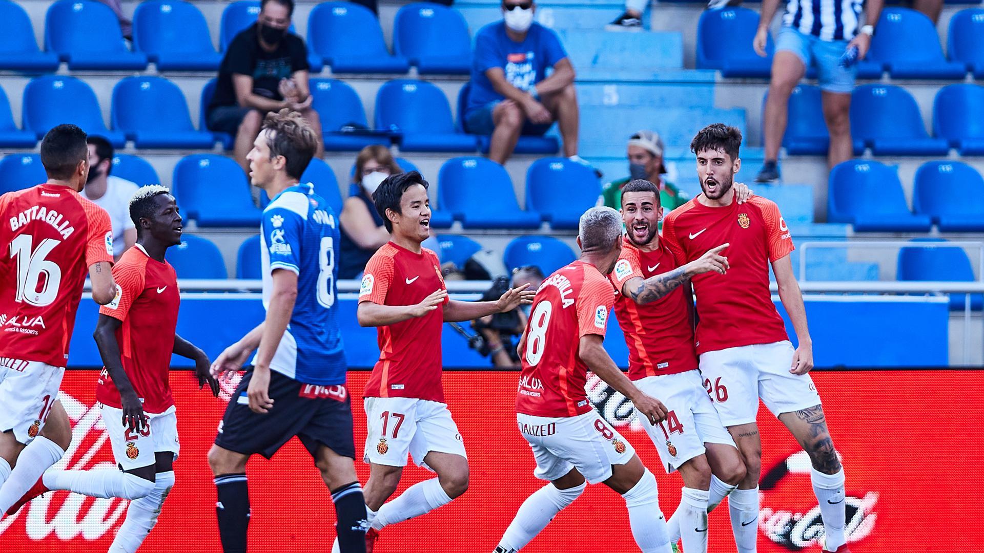 Fer NIño celebra con sus compañeros el gol del Mallorca al Alavés