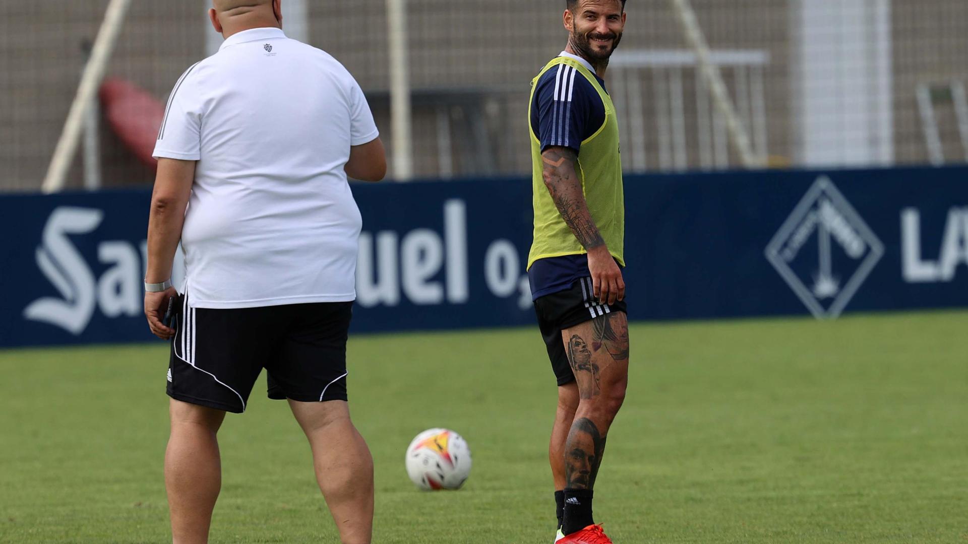 Rubén García, sonriente en un entrenamiento anterior junto a Cata, el secretario técnico