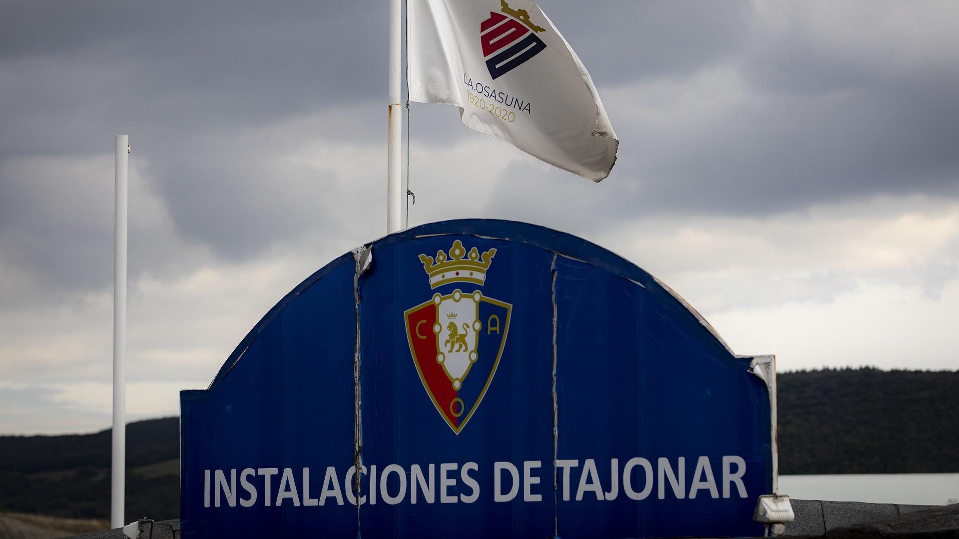 La bandera del Centenario ondea en una de las entradas de las instalaciones